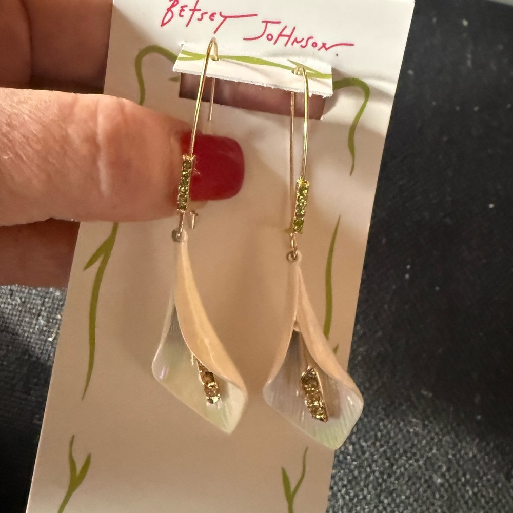 Betsey Johnson Calla Lilly Earrings New - Picture 2 of 6